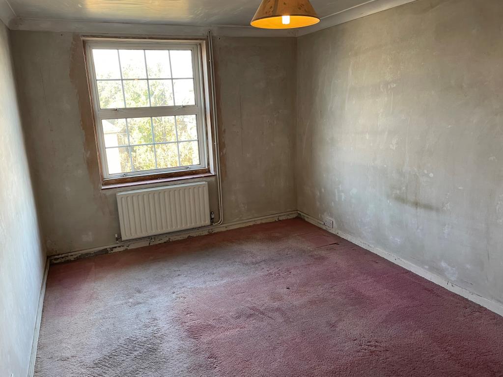 Lot: 69 - BALCONY FLAT FOR UPDATING IN DESIRABLE LOCATION - Main bedroom at rear
